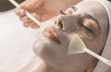 Arckezelés a hevesi Aphrodité Szépségszalonban – professzionális bőrápolás és kozmetikai kezelés elegáns környezetben.